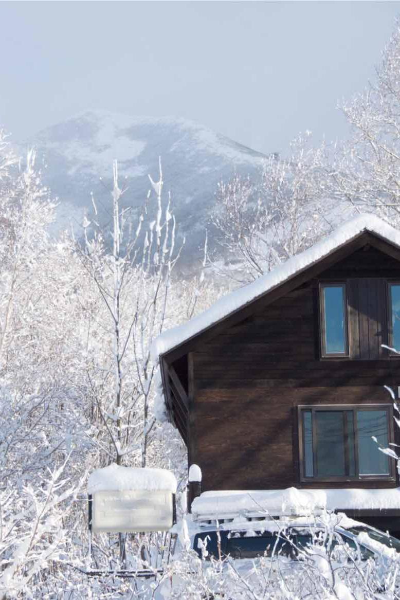annupuri chalet with niseko annupuri mountain behind (annupurichalet.com)